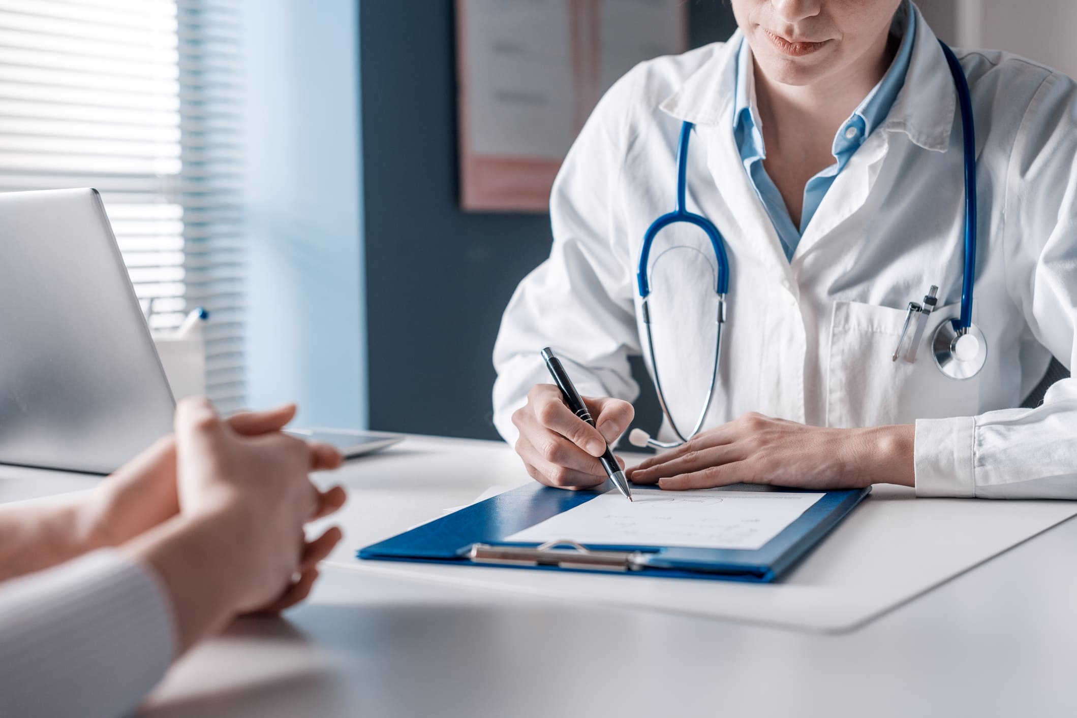 La escena ilustra una consulta médica donde se discuten temas relacionados con la carcinomatosis peritoneal, una condición en la que el cáncer se ha diseminado al peritoneo, la membrana que recubre la cavidad abdominal.