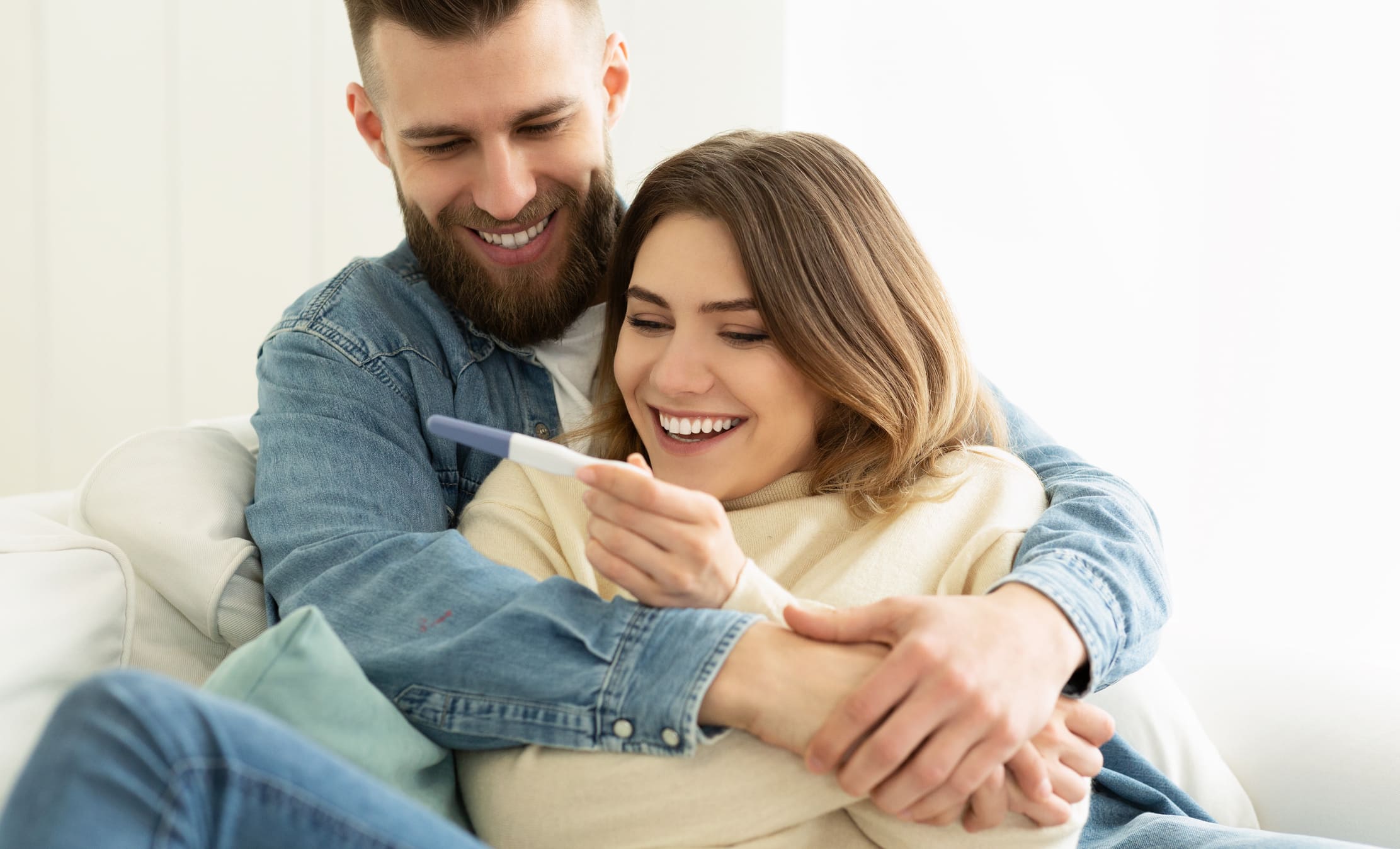 Pareja feliz descubriendo el resultado de su prueba de embarazo