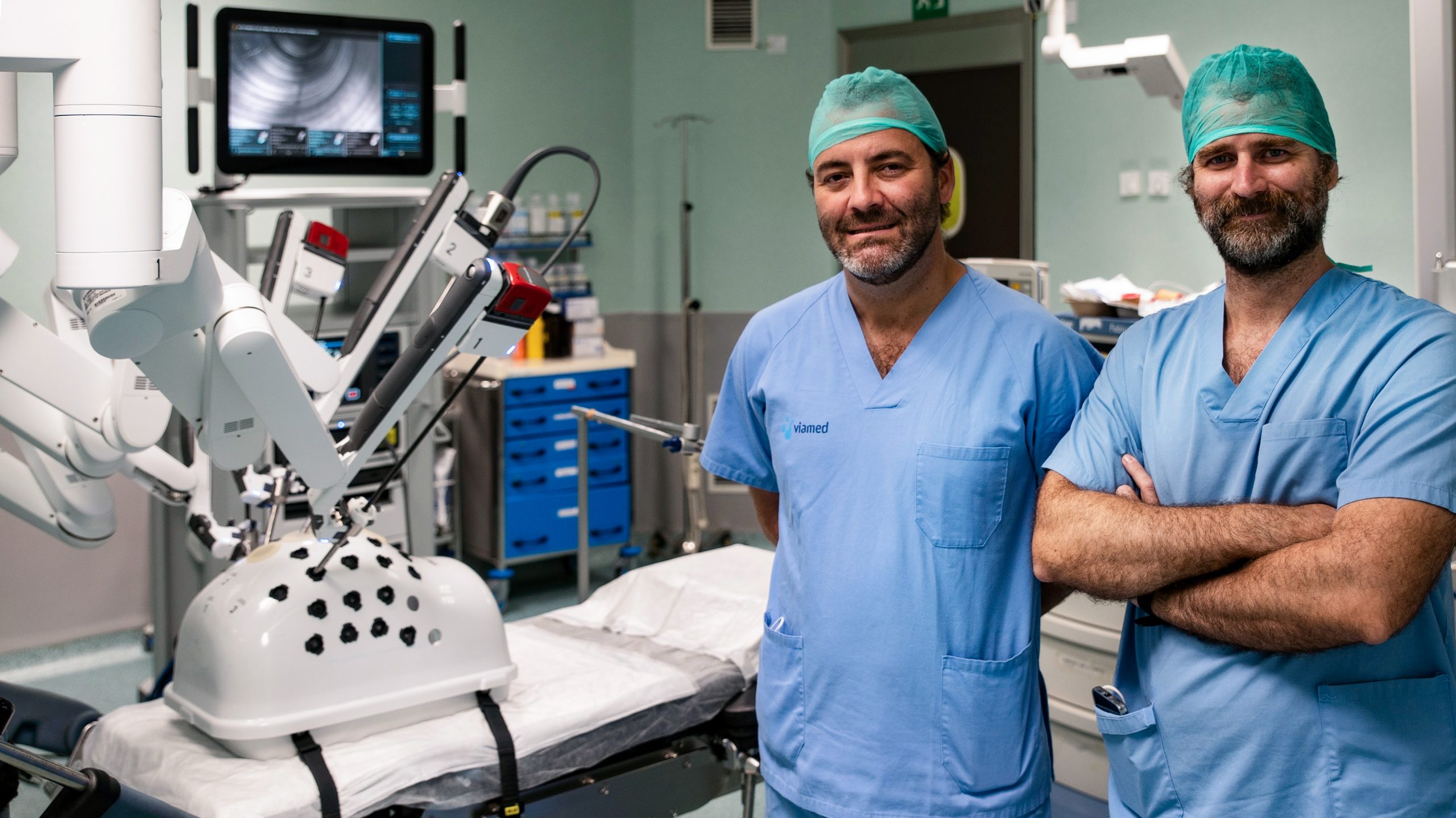 Cirujanos cirugía robótica da vinci hospital viamed montecanal