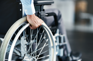 Persona en silla de ruedas por esclerosis multiple