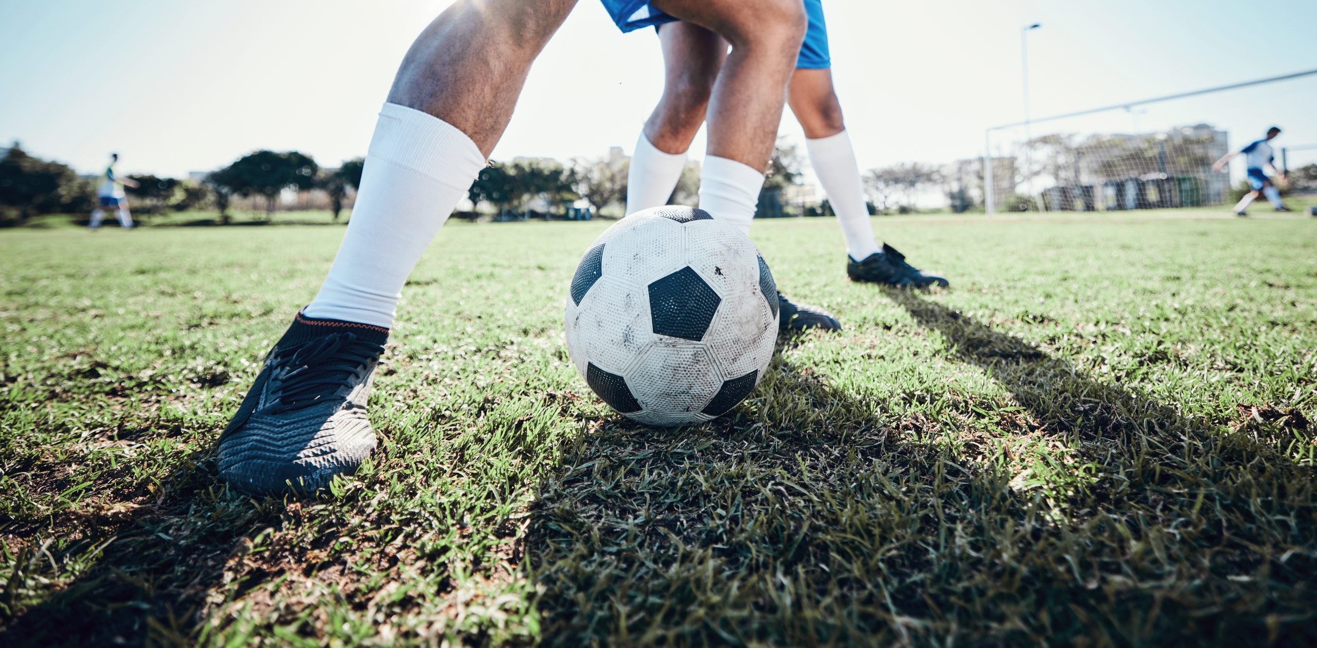 ¿Cómo prevenir lesiones jugando al fútbol?